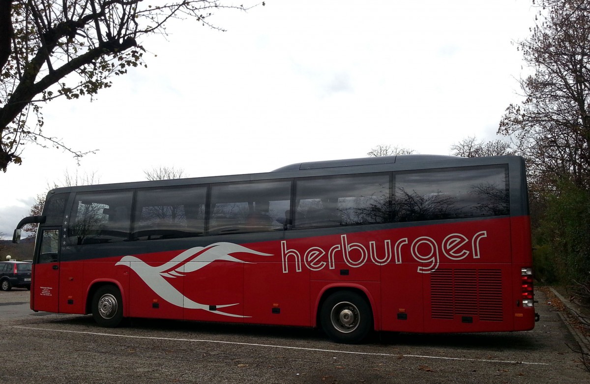 Volvo 9900 von Herburger Reisen/�sterreich im Nov.2013 in Krems gesehen.