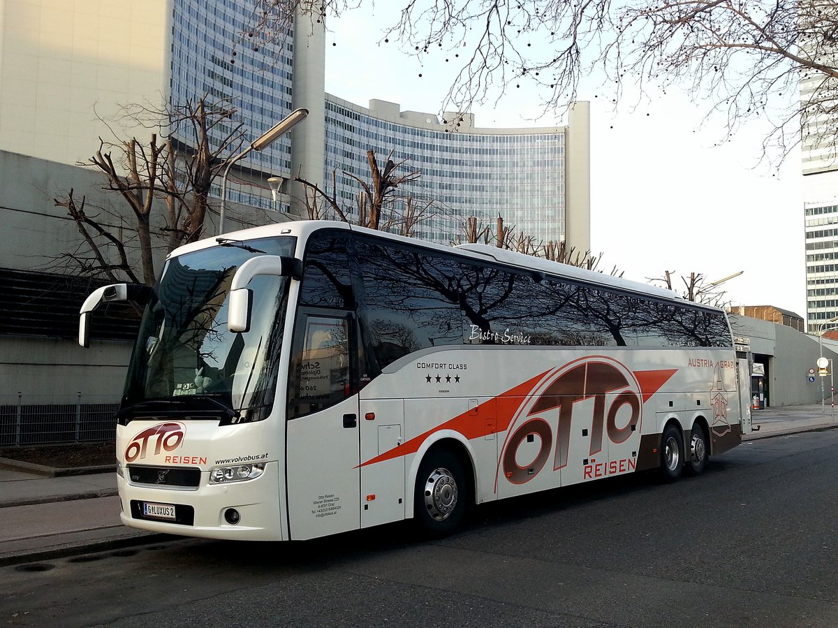 Volvo 9900 von Otto Reisen aus �sterreich in Wien bei der UNO City gesehen.