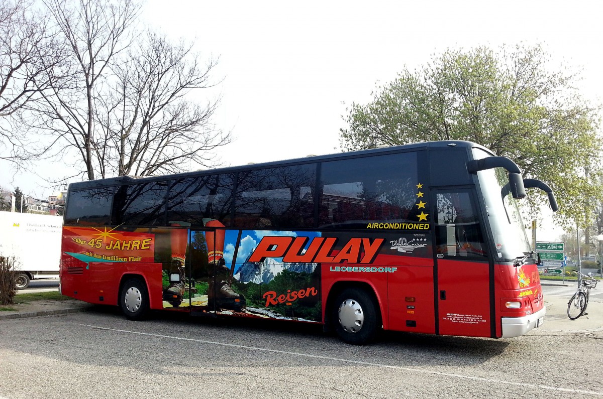 VOLVO 9900 von PULAY aus Nieder�sterreich am 1.4.2014 in Krems gesehen.
