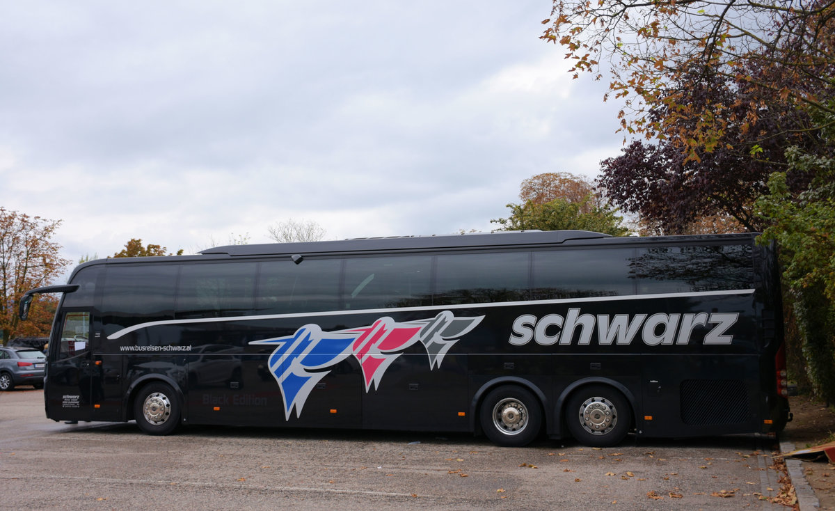 Volvo 9900 von Schwarz Reisen aus �sterreich in Krems.