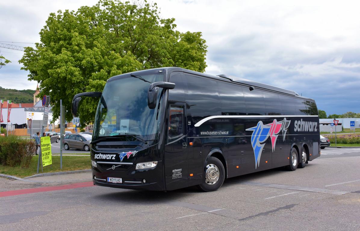 Volvo 9900 von SCHWARZ Reisen aus �sterreich in Krems.