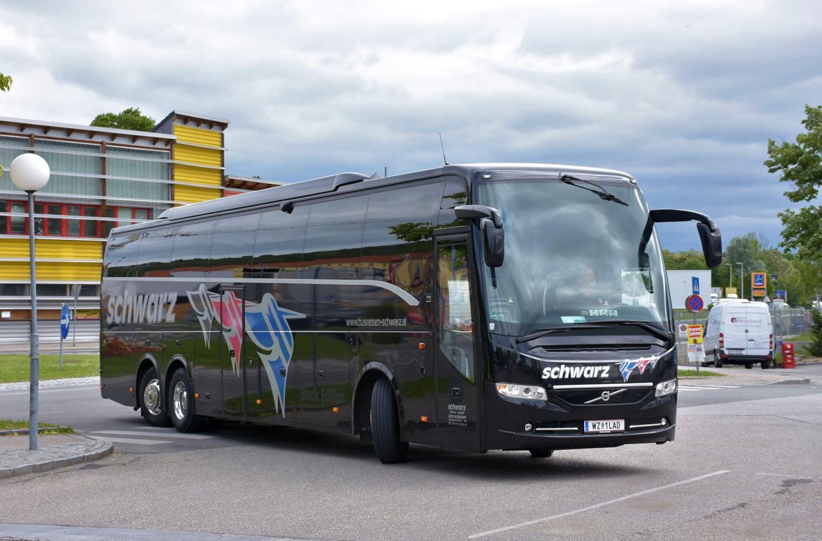 Volvo 9900 von SCHWARZ Reisen aus �sterreich in Krems.