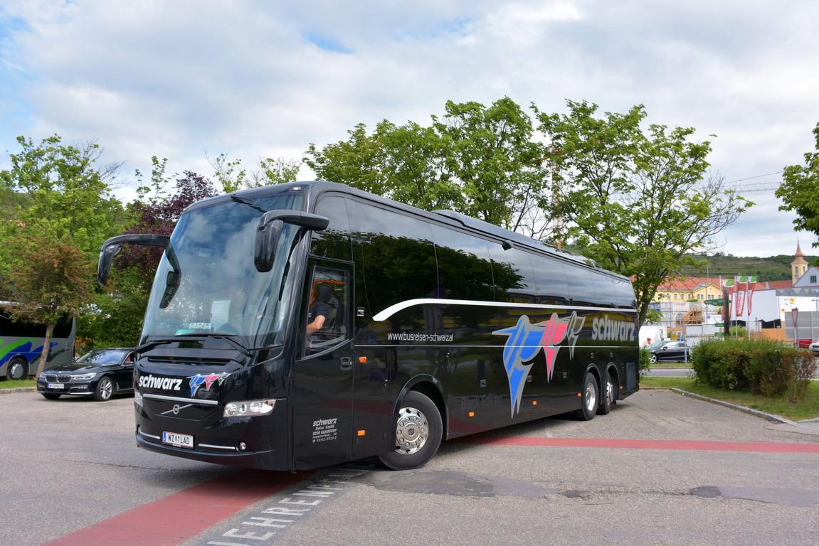 Volvo 9900 von SCHWARZ Reisen aus �sterreich in Krems.