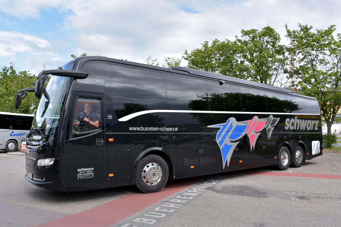 Volvo 9900 von SCHWARZ Reisen aus �sterreich in Krems.