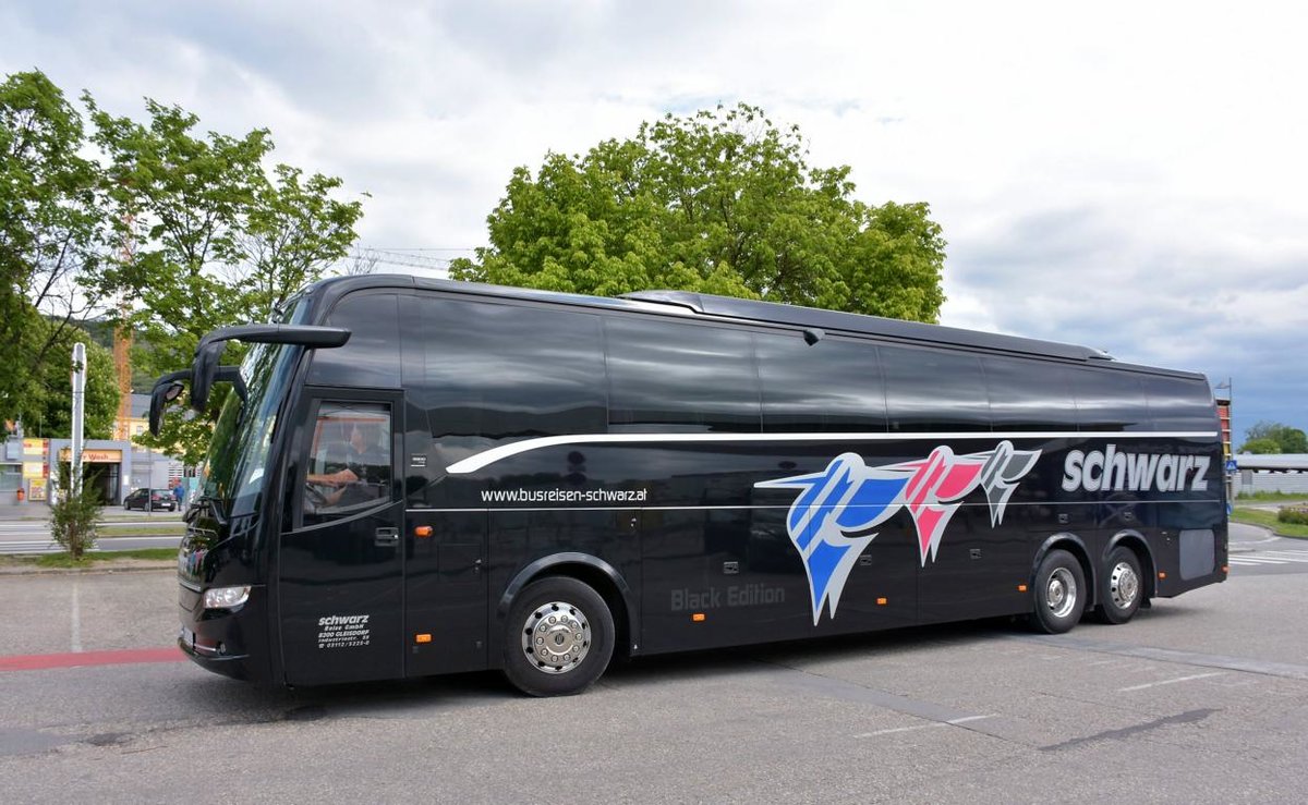 Volvo 9900 von SCHWARZ Reisen aus �sterreich in Krems.