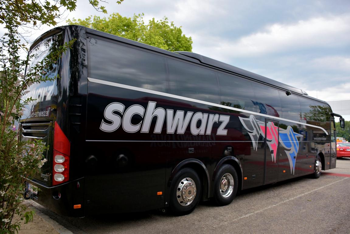 Volvo 9900 von Schwarz Reisen aus �sterreich 06/2017 in Krems.