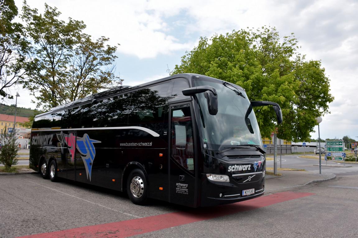 Volvo 9900 von Schwarz Reisen aus �sterreich 06/2017 in Krems.