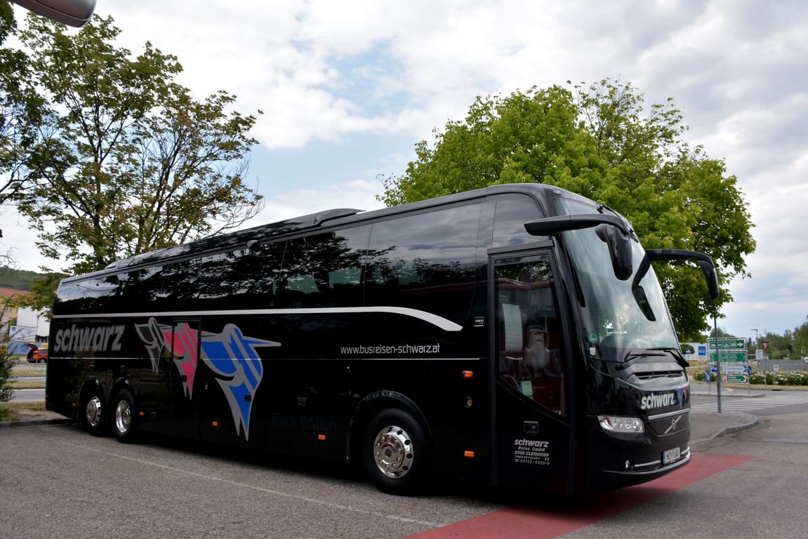 Volvo 9900 von Schwarz Reisen aus �sterreich 06/2017 in Krems.