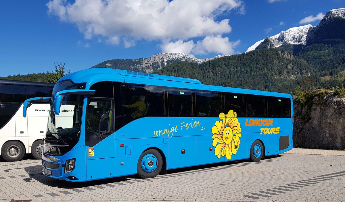 Volvo von LOACKER-TOURS aus �sterreich steht auf dem Parkplatz am K�nigssee