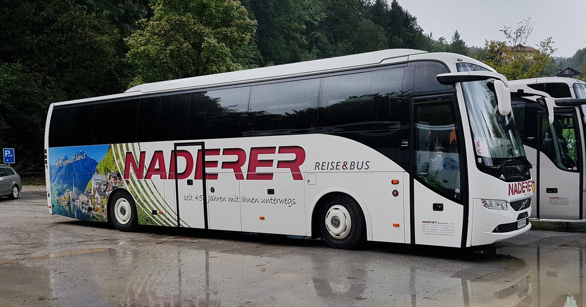 =Volvo von NADERER-Reisen aus Ober�sterreich steht am Bergwerksparkplatz in Hallein