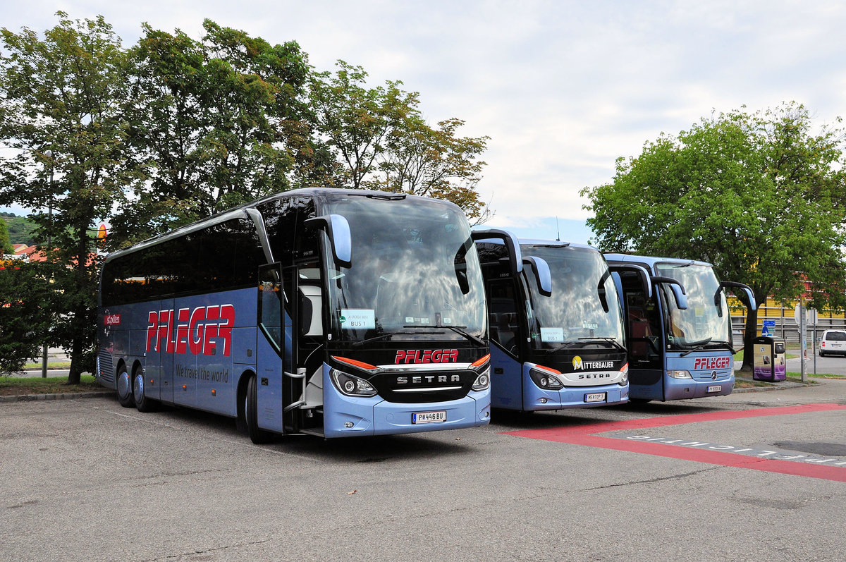 Von links: Setra 516 HDH von Pfleger Reisen,Setra 515 HD von Mitterbauer Reisen und ein  Mercedes Travego von Pfleger Reisen aus Nieder�sterreich in Krems.