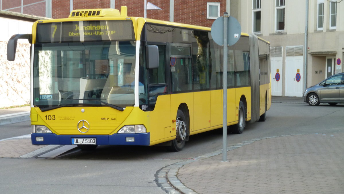 Wagen 103 der SWU Verkehr steht am Willy-Brandt-Platz in Ulm. Dieser ist h�ufig auf der Linie 7 anzutreffen.