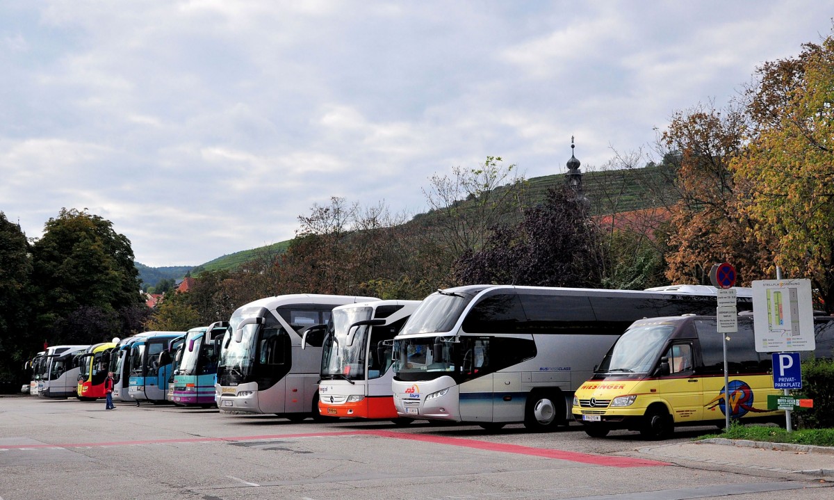 Wieder voller Parklplatz am 27.9.2014 in Krems.Rechts ein MB Sprinter von Wiesinger Reisen aus �sterreich,dann ein Neoplan Cityliner von SAB.