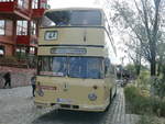 Der B�ssing DE 65  mit der Wagen Nummer Wagen 1794 an der Auffahrt zum Depot f�r Traditionsbus in der Monumentenstra�e in Sch�neberg am 08.