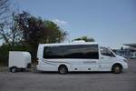 Mercedes Sprinter mit einem  Kofferh�nger von Toufar Reisen aus der CZ 05/2018 in Krems.