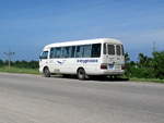 Blick von der Rastst�tte in Kuba auf den auf der Autobahn hier parkenden Toyota COASTER Kleinbus am 27. Oktober 2007

.