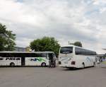 Ein MAN Lions Coach von Euroguide.hu verl��t Krems,links ein VDL Bova von Preiss Reisen aus �sterreich.Krems,14.5.2015.