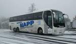 MAN Lions Coach vom Reiseb�ro Happ steht auf einem Parkplatz in 36100 Petersberg, 12-2016