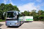 Mercedes O 404 von APAM Reisen aus Italien mit einem Radanh�nger in Krems.