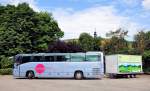 Mercedes O 404 von APAM Reisen aus Italien mit einem Radanh�nger in Krems.