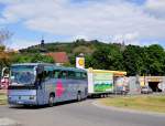 Mercedes O 404 von APAM Reisen aus Italien mit einem Radanh�nger in Krems.