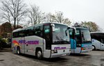 2 Mercedes O 404 von Piffl Reisen aus Nieder�sterreich in Krems gesehen.