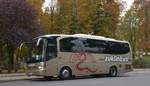 Mercedes Tourino von Zuklinbus aus Nieder�sterreich 10/2017 in Krems gesehen.