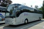 MB von  W�RLITZ-Tourist  steht am Weltvogelpark in Walsrode und wartet auf seine Fahrg�ste, August 2012