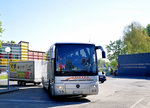 Mercedes Tourismo mit Radanh�nger von Laister Reisen aus �sterreich in Krems gesehen.