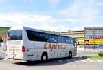 Mercedes Tourismo von Laister Reisen aus �sterreich in Krems gesehen.