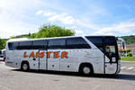 Mercedes Tourismo von Laister Reisen aus �sterreich in Krems gesehen.