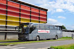 Mercedes Tourismo von Nieder  Marienk�fer Reisen  aus der BRD in Krems gesehen.