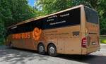 MB vom OMNI-Bus aus Polen steht im Juni 2024 auf dem Parkplatz am K�nigsstuhl auf R�gen