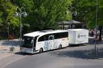 Dieser Mercedes Customer First der Firma Br�skamp mit Anh�nger und gro�fl�chiger  Werbung der Fa.