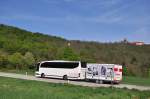 Mercedes Travego von Milan Sauer mit Radanh�nger aus der CZ hier bei der Anfahrt auf den G�tweigerberg (Stift G�ttweig)bei Krems am 25.4.2015.