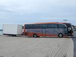 Mercedes Travego von Holtkamp-Busreisen aus Deutschland mit Anhänger im Stadthafen Sassnitz.