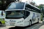 Neoplan von  STIEFVATER  steht am Weltvogelpark in Walsrode und wartet auf seine Fahrg�ste, August 2012