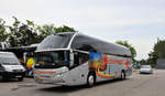 Neoplan Cityliner von SCHARINGER Reisen aus Ober�sterreich in Krems gesehen.