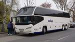 Neoplan von W�RZ-Reisen steht im April 2019 an der Kinderakademie in Fulda