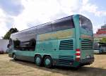 Neoplan Skyliner von STOLL Reisen/�sterreich kommt am 13.7.2013 in Krems an.