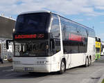 Neoplan First Class des Busunternehmens LECHNER unterwegs auf dem Busparkplatz von Schloss Sch�nbrunn im November 2019