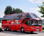 NEOPLAN STARLINER von M�LLER Reisen / BRD am 13.7.2013 in Krems an der Donau gesehen.