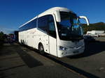 Scania Irizar von Lofoten tours steht im August 2017 am F�hranleger in Svolvaer