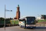 Vor dem sch�nen alten Leuchtturm in Bremerhaven steht am 6.7.2013  der gr��te Reisebus der Fa.