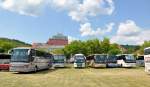 Viel los am 13.7.2013 in Krems.Links ein SETRA der 300er-Serie von GLAS Reisen aus �sterreich.