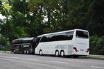 Rechts ein Setra 415 HDH von Global Travel Hungary und links ein Setra 517 HD von H�ffmann Reisen aus der BRD in Krems Gesehen.