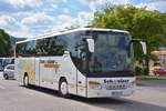 Setra 415 GT von SCHWEIZER Radtouristik aus der BRD in Krems.