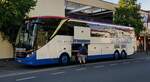 Setra S 517 HDH von VIKINGBUS aus D�nemark steht abfahrbereit am Konrad-Zuse-Hotel in H�nfeld im August 2022
