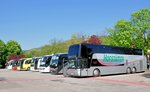 Voller Platz in Krems,vorne der Van Hool TD925 Astromega von Hofst�tter Reisen aus �sterreich.