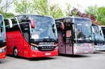 2 Busse von Neubauer Reisen aus �sterreich,links ein Setra 516 HDH und rechts ein Van Hool T917 Astron,in Krems gesehen.